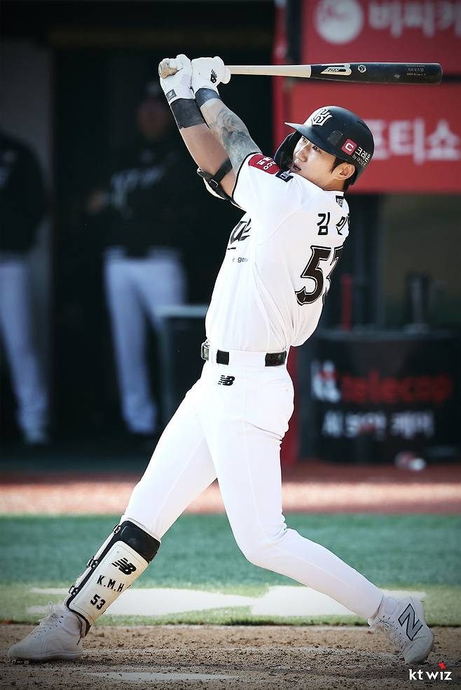 KT 4번타자 김민혁이 23일 수원 한화전에서 안타를 치고 있다. 사진제공｜KT 위즈
