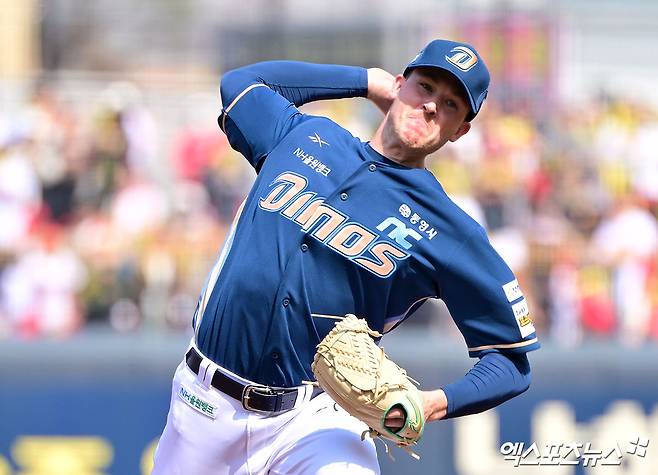 23일 오후 광주기아챔피언스필드에서 열린 '2025 신한 SOL Bank KBO리그' NC 다이노스와 KIA 타이거즈의 경기, 1회말 NC 선발투수 라일리가 공을 힘차게 던지고 있다. 광주, 김한준 기자
