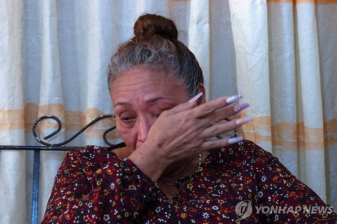 엘살바도르로 이송된 아들 소식에 눈물짓는 베네수엘라 여성 [마라카이보 로이터=연합뉴스. 재판매 및 DB 금지]