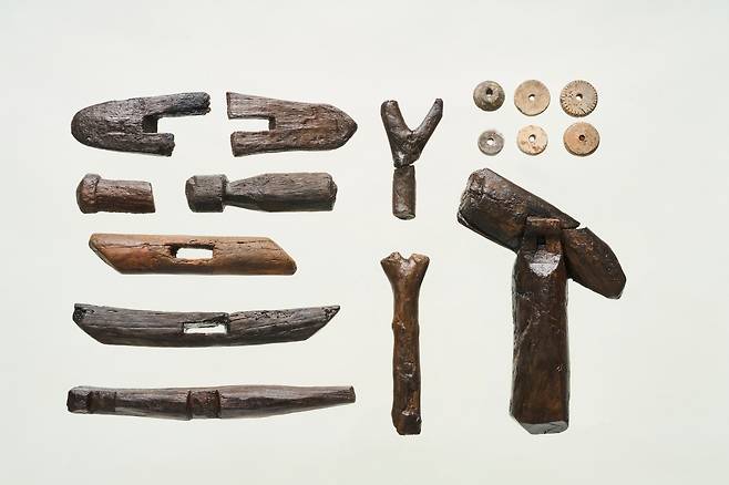 김해 봉황동 유적 출토 직기용 추정 목제 부속구 및 방추차 [국가유산청 제공. 재판매 및 DB 금지]