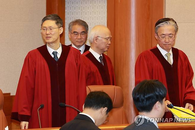 헌재, 한덕수 국무총리 탄핵심판 선고 (서울=연합뉴스) 김인철 기자 = 문형배 헌법재판소장 권한대행 등 헌재 재판관들이 24일 서울 종로구 헌법재판소에서 열린 한덕수 국무총리 탄핵 심판 선고를 위해 대심판정으로 들어서고 있다. 2025.3.24 [공동취재] yatoya@yna.co.kr