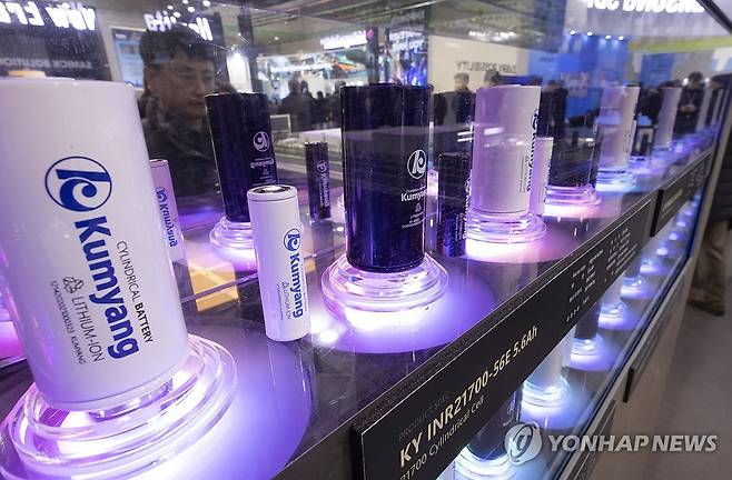 영롱 배터리 (서울=연합뉴스) 윤동진 기자 = 5일 서울 강남구 코엑스에서 열린 인터배터리 2025의 금양 부스에 배터리가 전시돼 있다. 2025.3.5 mon@yna.co.kr