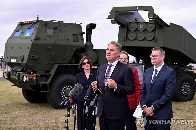 호주에 첫 인도된 하이마스 (애벌론[호주] AFP=연합뉴스) 24일(현지시간) 호주 동남부 빅토리아주 애벌론 공항에서 열린 에어쇼 행사에서 리처드 말스 호주 부총리 겸 국방부 장관(가운데)과 패트 콘로이 호주 방위산업부 장관(오른쪽)이 미국에서 처음 인도된 고속기동포병로켓시스템(HIMARS·하이마스)를 소개하고 있다. 2025.03.24