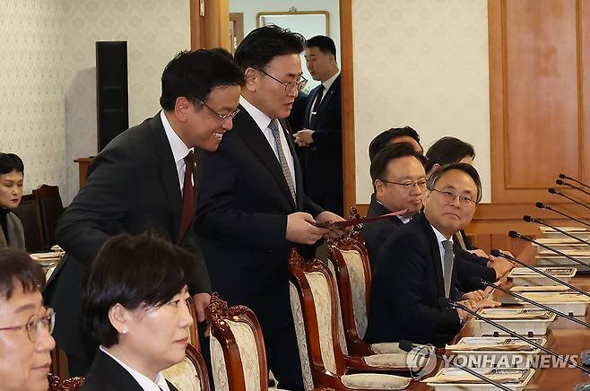 환한표정으로 국무위원간담회 참석한 최상목 부총리 (서울=연합뉴스) 최재구 기자 = 최상목 부총리 겸 기획재정부 장관이 24일 정부서울청사에서 열린 국무위원간담회에 참석하며 국무위원들과 인사하고 있다. 2025.3.24 jjaeck9@yna.co.kr