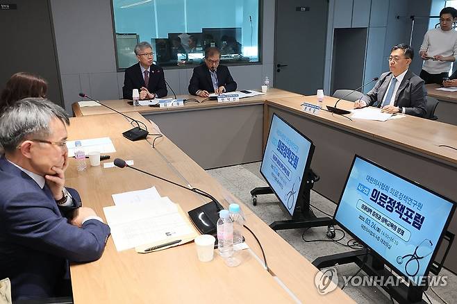 의료정책포럼 '의과대학 증원과 의학교육의 문제' (서울=연합뉴스) 이정훈 기자 = 김택우 대한의사협회 회장이 24일 서울 용산구 대한의사협회에서 열린 의료정책포럼 '의과대학 증원과 의학교육의 문제'에서 격려사를 하고 있다. 2025.3.24 uwg806@yna.co.kr