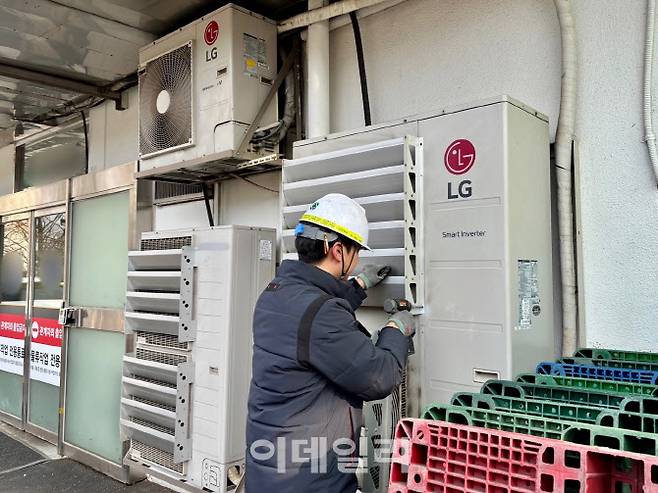 LG전자 시스템에어컨 및 냉난방공조설비(HVAC) 유지보수 전문 자회사 하이엠솔루텍 엔지니어인 백태호 선임이 지난 18일 서울의 한 대형병원에서 시스템에어컨 실외기 보수 작업을 진행하고 있다.(사진=조민정 기자)