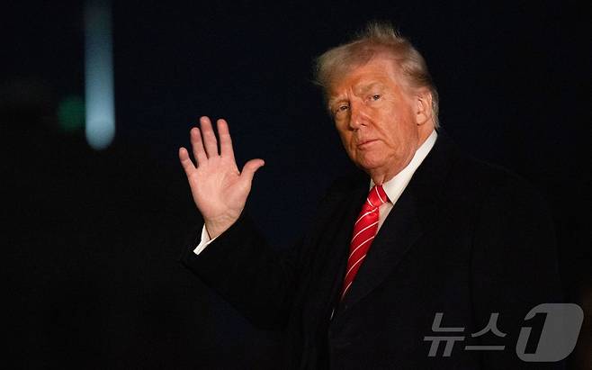 도널드 트럼프 미국 대통령이 23일(현지시간) 워싱턴DC 사우스 잔디밭에 있는 백악관에 도착해 취재진에게 손을 흔들고 있다. ⓒ AFP=뉴스1 ⓒ News1 류정민 특파원