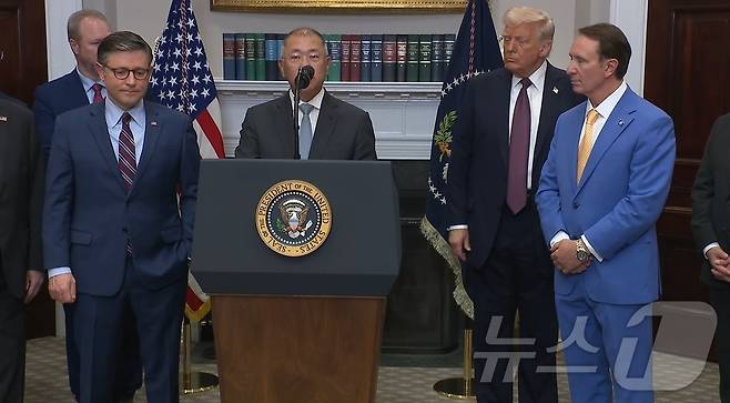 정의선 현대차그룹 회장이 24일(현지시간) 미국 워싱턴DC 백악관에서 도널드 트럼프 미국 대통령이 지켜보는 가운데 2028년까지 210억 달러 규모의 전략적 재미 투자 계획을 발표하고 있다.(백악관 방송 캡처) ⓒ News1 류정민 특파원