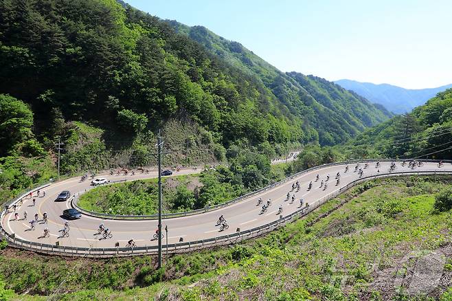 국내 최대 규모의 자전거축제인 ‘2024 설악 그란폰도 대회’가 지난해 5월18일 강원 인제군 상남면 일원에서 열린 가운데, 참가자들이 라이딩을 펼치고 있다. (자료사진)/뉴스1 DB
