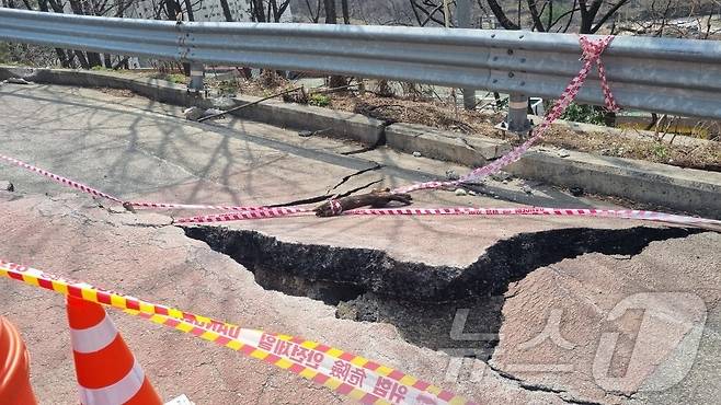 삼척 도계읍 장원초 인근 도로 붕괴 현장.(강원도교육청 제공, 재판매 및 DB 금지) 2025.3.25/뉴스1
