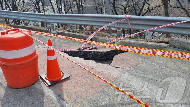 삼척 도계읍 장원초 인근 도로 붕괴 현장.(강원도교육청 제공, 재판매 및 DB 금지) 2025.3.25/뉴스1
