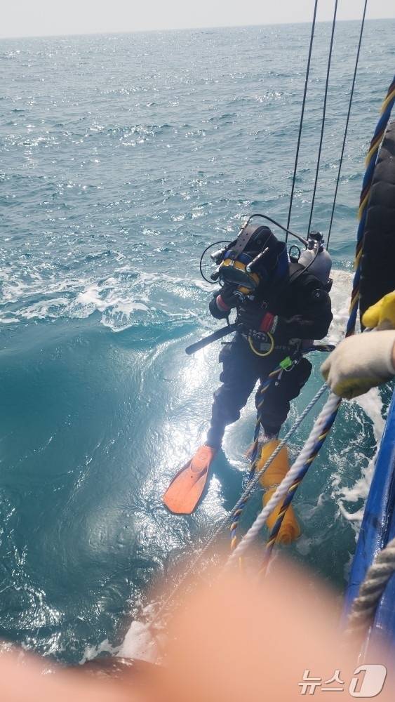 25일 오전 전남 여수시 삼산면 하백도 동쪽 해상에서 침몰한 제22서경호 실종자를 찾기 위한 민간 잠수부가 현장에 투입되고 있다.(전남도 제공. 재판매 및 DB 금지)