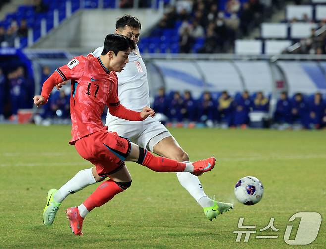 25일 오후 경기도 수원시 팔달구 수원월드컵경기장에서 열린 2026 국제축구연맹(FIFA) 북중미 월드컵 아시아 3차 예선 B조 8차전 대한민국과 요르단의 경기에서 후반 교체 투입된 양민혁이 슛을 날리고 있다. 2025.3.25/뉴스1 ⓒ News1 박정호 기자