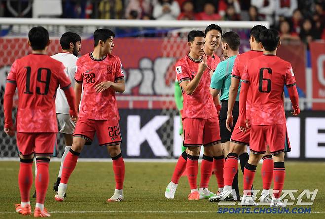 25일 수원월드컵경기장 열린 2026 FIFA 북중미 월드컵 아시아지역 3차 예선 대한민국과 요르단의 경기. 조유민이 주심에게 어필하고 있다. 수원=박재만 기자 pjm@sportschosun.com/2025.03.25/