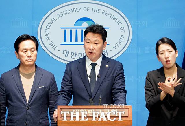 곽상언 더불어민주당 의원(가운데)이 25일 서울 여의도 국회 소통관에서 기자회견을 열고 발언을 하고 있다. /배정한 기자