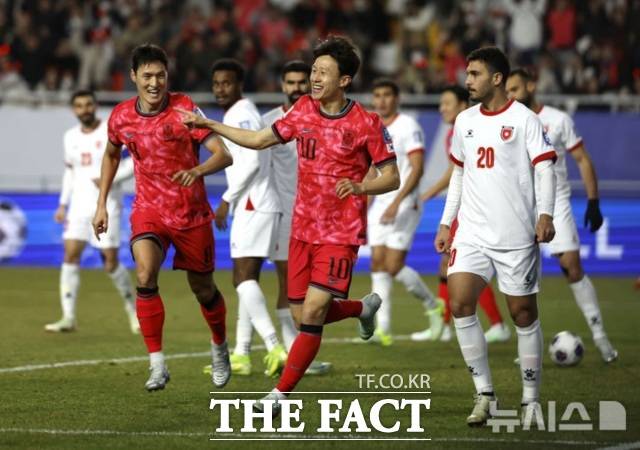 한국의 이재성이 기선을 제압하는 선제골을 기록한 뒤 골 세리머니를 펼치고 있다./수원=뉴시스