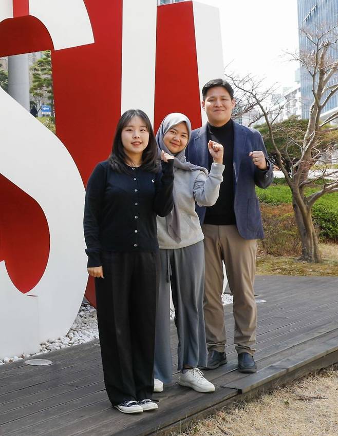 문인경, 이자티 리아 윌다, 윤용수 교수 (왼쪽부터). 동서대 제공