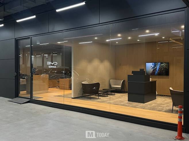 BYD&nbsp;Auto&nbsp;수원&nbsp;서비스센터 리셉션과 상담 공간 및 고객 라운지