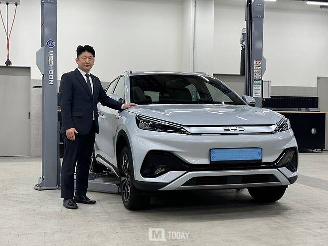 BYD&nbsp;Auto&nbsp;수원&nbsp;서비스센터 안성현 본부장이 ATTO 3 옆에서 포즈를 취하는 모습