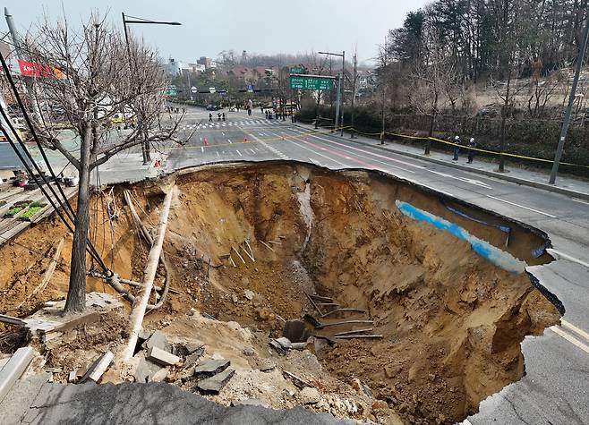 25일 오전 서울 강동구 대명초교입구 교차로 인근에 발생한 대형 싱크홀의 모습. /장련성 기자