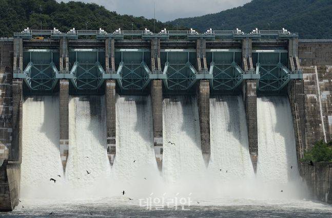 2023년 7월 10일 오후 충북 청주시 상당구 문의면 대청댐이 수위 조절 여유 공간 확보를 위해 수문 6개를 개방, 초당 1000t 물을 방류하고 있다(기사 내용과 관계 없음). ⓒ뉴시스