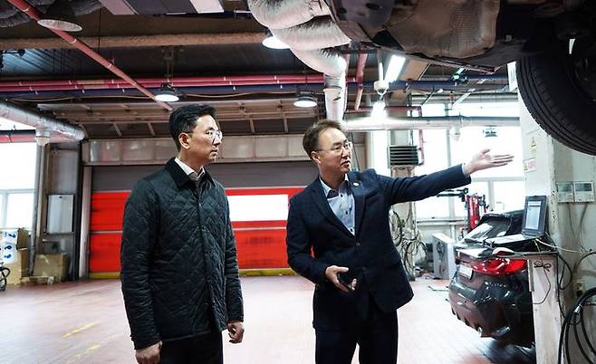 강이구 코오롱모빌리티그룹 자동차부문 대표가 지난 19일 서울 마포구 소재 코오롱모터스 성산 서비스센터를 방문해 사업장을 점검하고 있다.ⓒ코오롱모빌리티그룹