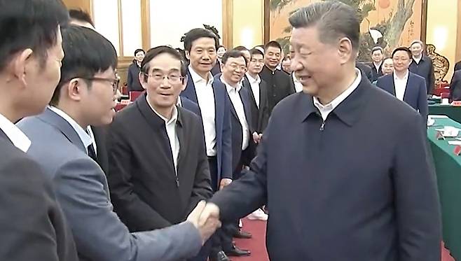 시진핑(오른쪽) 중국 국가주석이  2월 17일 베이징에서 열린 민영 기업 심포지엄에 참석한 량원평 딥시크 창업자와 악수하고 있다. CCTV 캡처