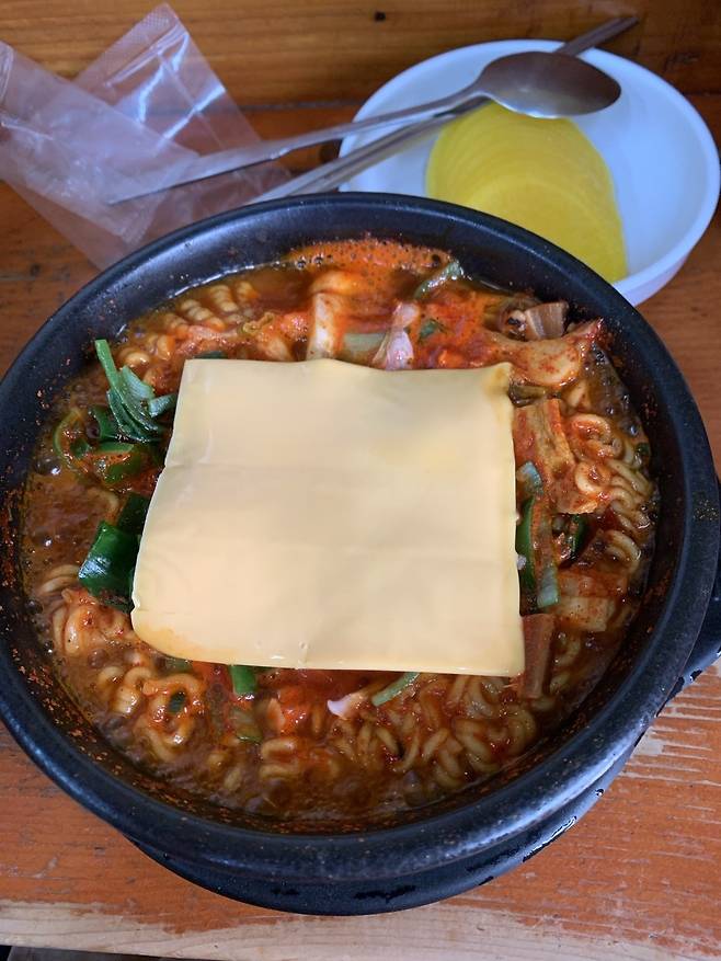 KakaoTalk_20250325_143548701_01.jpg 스트레스 받을때는 엄청 매운 뚝배기 라면!!