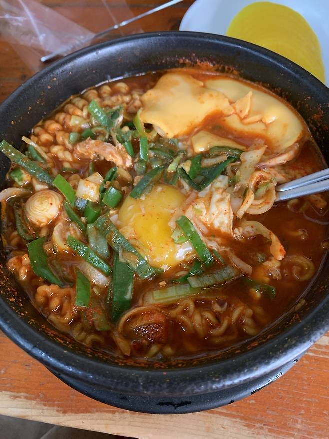 KakaoTalk_20250325_143548701_02.jpg 스트레스 받을때는 엄청 매운 뚝배기 라면!!