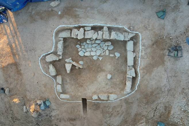 충주 탑평리 황새머리 고분군의 5세기 백제 돌방무덤 유적. 충주시 제공