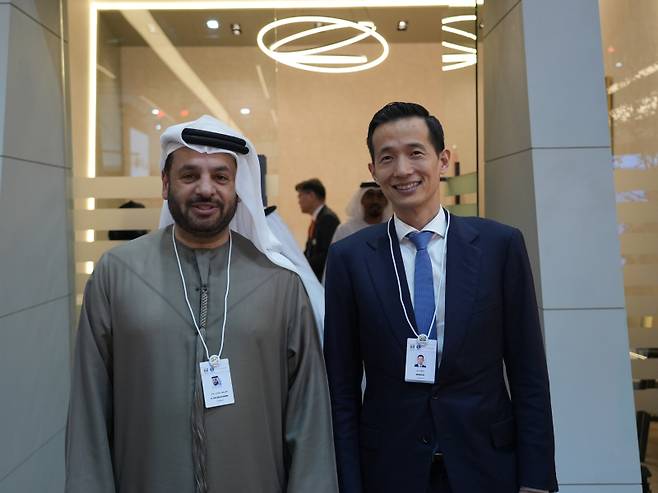 김동관(오른쪽) 한화그룹 부회장과 파이살 알 반나이 EDGE CEO. 한화 제공