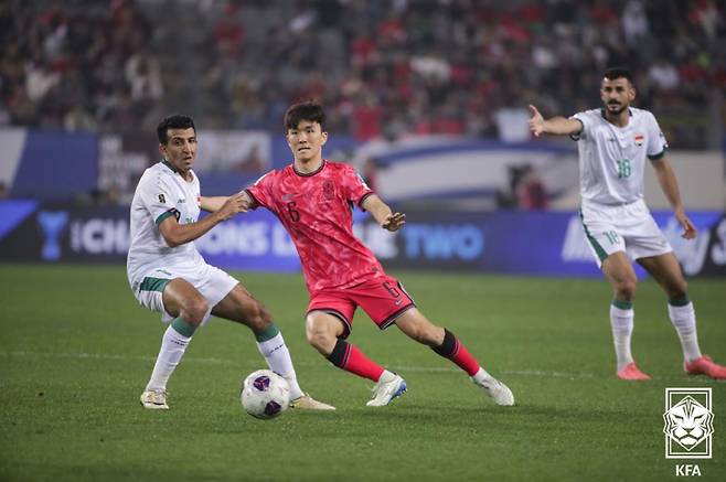 지난 15일 용인미르스타디움에서 열린 이라크와의 2026 FIFA 북중미 월드컵 아시아 3차 예선 B조 4차전에서 패스를 시도 중인 황인범. 사진=대한축구협회