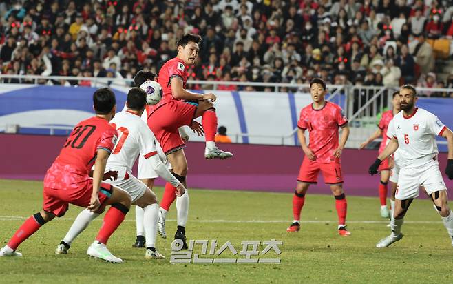 홍명보 감독이 이끄는 축구대표팀이 25일 오후 수원월드컵경기장에서 요르단과 ‘2026 FIFA 북중미월드컵 아시아 지역 3차 예선을 펼쳤다. 대표팀 박용우가 헤딩슛을 시도하고있다. 수원=정시종 기자 capa@edaily.co.kr /2025.03.25.