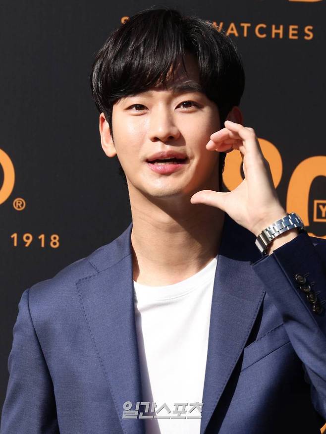 배우 김수현이 31일 오후 서울 강남구 청담동에서 열린 한 워치 브랜드 포토월 행사에 참석해 포즈를 취하고 있다. 서병수 기자 qudtn@edaily.co.kr /2024.07.31/