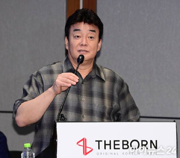 백종원 더본코리아 대표가 지난해 10월 28일 오후 서울 여의도 콘래드호텔에서 열린 더본코리아 IPO 기자간담회에 참석해 미래 비전에 대해 발표하고 있다. [사진=정소희 기자]