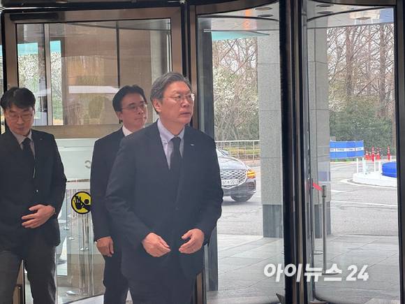 김창범 한경협 상근부회장이 25일 서울 강남구 삼성서울병원 장례식장에 마련된 한종희 부회장의 빈소에 들어서고 있다. [사진=공동취재단]