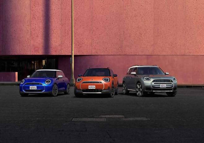 더 뉴 올-일렉트릭 MINI 쿠퍼와 에이스맨, 컨트리맨 (왼쪽부터) / 출처-=MINI