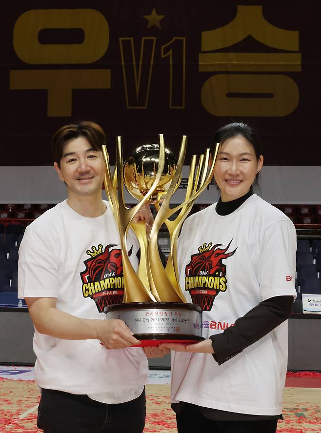 박정은 BNK 감독과 남편 한상진이 우승 트로피를 들어 보이고 있다. 송봉근 기자.