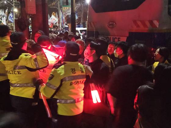 25일 오후 전국농민회총연맹(전농) 등 농민단체가 주도하는 전봉준 투쟁단이 집회 장소에서 경찰과 물리적 충돌을 빚었다. 서지원 기자