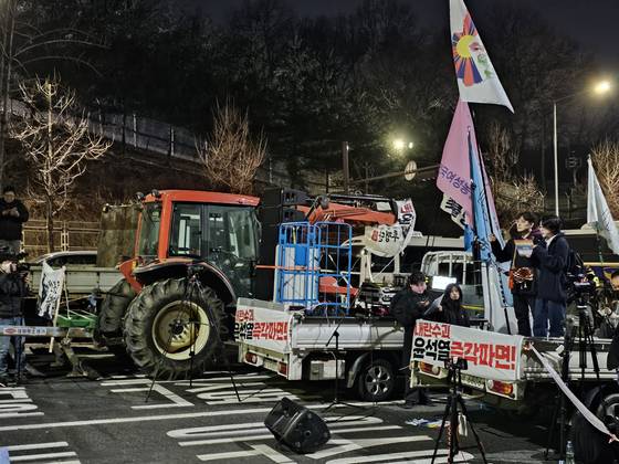 25일 오후 전국농민회총연맹(전농) 등 농민단체가 주도하는 전봉준 투쟁단이 서울 서초구 과천대로 앞에서 경찰 차벽에 막히자 트랙터를 대열 맨 앞에 배치했다. 이찬규 기자