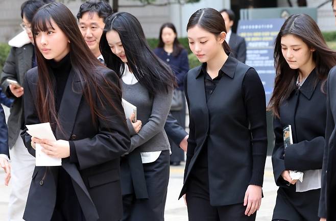 그룹 뉴진스(왼쪽부터 혜인, 하니, 해린, 다니엘)가 지난 7일 서울 서초구 서울중앙지방법원에서 어도어 측이 멤버들을 상대로 제기한 '기획사 지위보전 및 광고계약 체결 등 금지' 가처분 첫 심문기일을 마친 후 법원을 나서고 있다. 사진=뉴스1