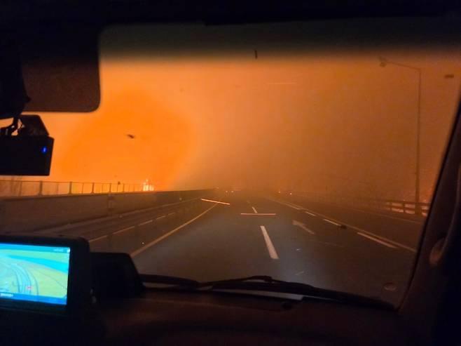 25일 오후 경북 안동시 남안동IC 인근 왕복 4차선 도로에 불길이 치솟고 있다. 독자 제공