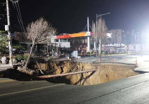 24일 싱크홀(땅 꺼짐) 사고가 발생한 서울 강동구 대명초등학교 인근 사거리에서 소방대원들이 현장 수색 및 구조작업을 준비하고 있다.(연합뉴스)
