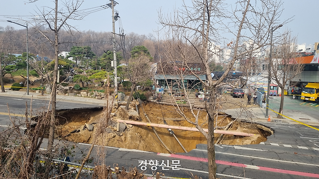 지난 24일 오후 6시28분쯤 서울 강동구 명일동 인근에서 지름 20m 크기의 싱크홀이 발생했다. 강한들 기자