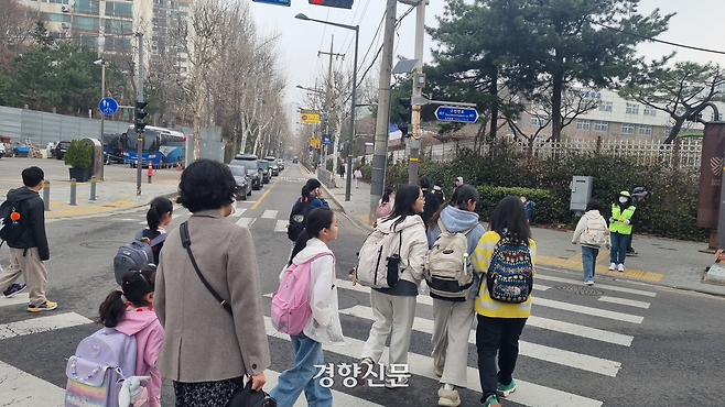 전날 ‘대형 싱크홀’이 발생한 서울 강동구 명일동 사고 현장 인근 한 초등학교에 학생들이 등교하고 있다. 강한들 기자