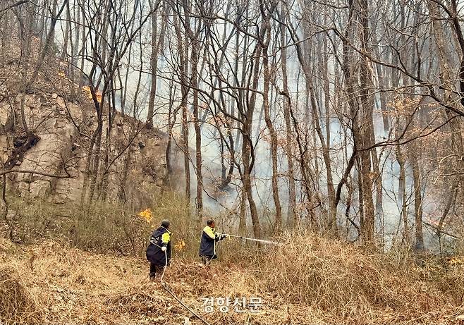 경북 안동시 길안면 백자리에서 25일 오후 의용소방대원들이 마을로 접근하는 산불을 진화하고 있다. 백경열 기자