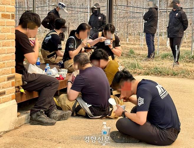 경북 안동시 길안면 백자리에서 25일 마을로 최근접한 불길의 확산을 막은 소방대원들이 마을회관 뒤편에서 점심을 먹고 있다. 백경열 기자