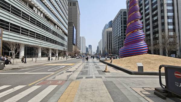 지난 24일 서울 청계광장에서 0.6배 줌으로 청계전 하류 쪽을 향해 찍은 모습. 정옥재 기자