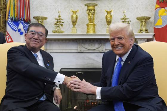U.S. President Donald Trump meets with Japanese Prime Minister Shigeru Ishiba in the Oval Office of the White House in Washington on Feb. 7, 2025. [AP/YONHAP]