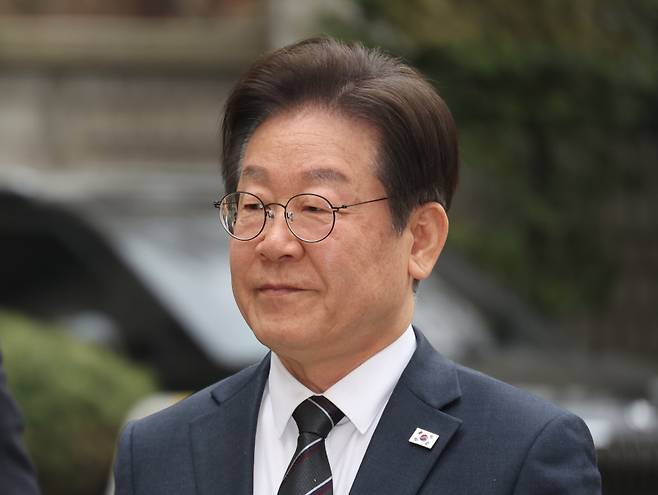 더불어민주당 이재명 대표가 25일 서울 서초구 서울중앙지법에서 열린 '대장동·위례·백현동·성남FC' 사건 1심 공판에 출석하고 있다. 연합뉴스